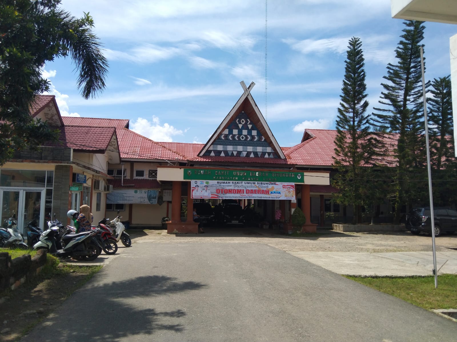 Kondisi RSUD Sibuhuan pasca pengunduran diri direktur bersama bendahara penerimaan dan bendahara pengeluaran.(Waspada/Idaham Butar Butar/B)