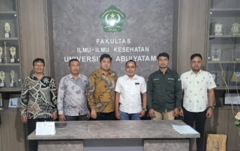 FOTO bersama Dr. Lensoni, M.Kes (tiga kiri) dan jajaran Fikes Unaya dengan Anggota DPRA, Muhammad Iqbal (tiga kanan). (Waspada/Ist)