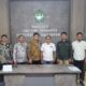 FOTO bersama Dr. Lensoni, M.Kes (tiga kiri) dan jajaran Fikes Unaya dengan Anggota DPRA, Muhammad Iqbal (tiga kanan). (Waspada/Ist)