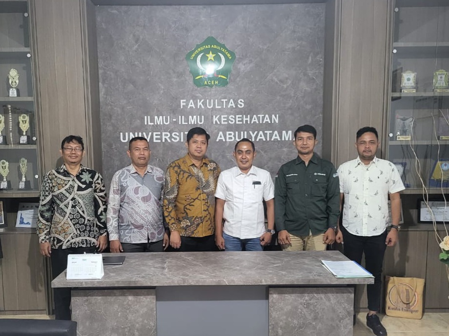 Dibahas Pemerataan KIP Kuliah, Kemajuan PTS Aceh Di Unaya FOTO bersama Dr. Lensoni, M.Kes (tiga kiri) dan jajaran Fikes Unaya dengan Anggota DPRA, Muhammad Iqbal (tiga kanan). (Waspada/Ist)