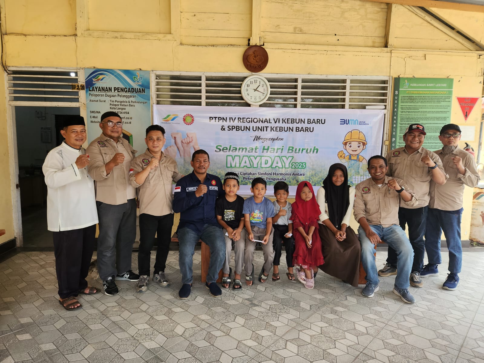 Peringati May Day, SPBUN PTPN I Regional VI Aceh Santuni Anak Yatim Dan Baksos Pengurus SPBUN PTPN I Regional VI pada Peringatan Hari Buruh Se-Dunia (May Day) tahun 2025, Kamis (1/5). Waspada/Munawar