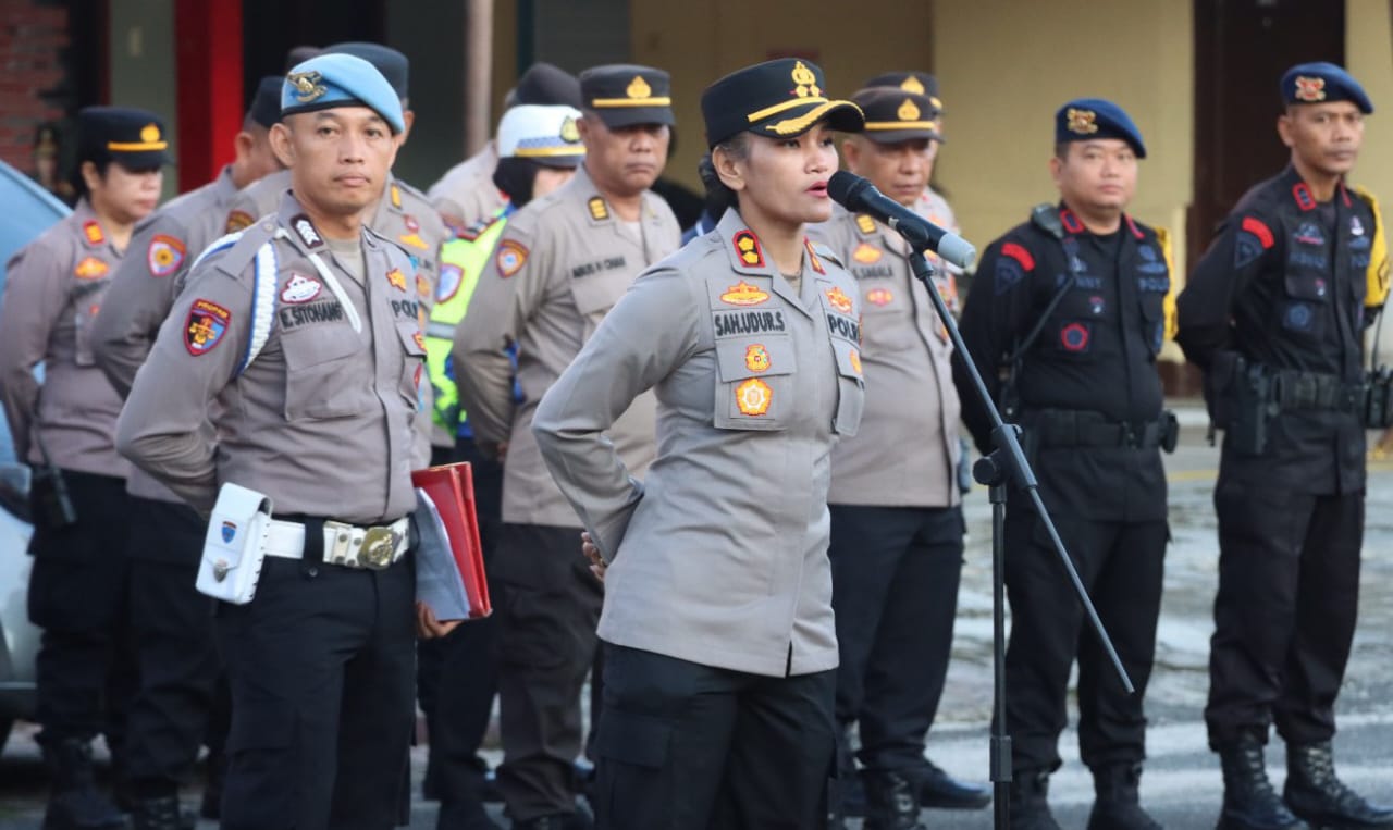Apel Kesiapan Personel Hadapi Peringatan Hari Buruh Kapolres Pematangsiantar AKBP Sah Udur Togi Marito Sitinjak memimpin apel kesiapan personel dalam menghadapi peringatan Hari Buruh atau May Day di lapangan apel Mapolres, Jl. Sudirman, Kamis (1/5).(Waspada-Ist)