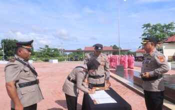 AKP FAJAR Harapan (kiri) siaga untuk menandatangani berita acara sertijab Kasat Intel di hadapan Kapolres (kanan). (Waspada/Ist)