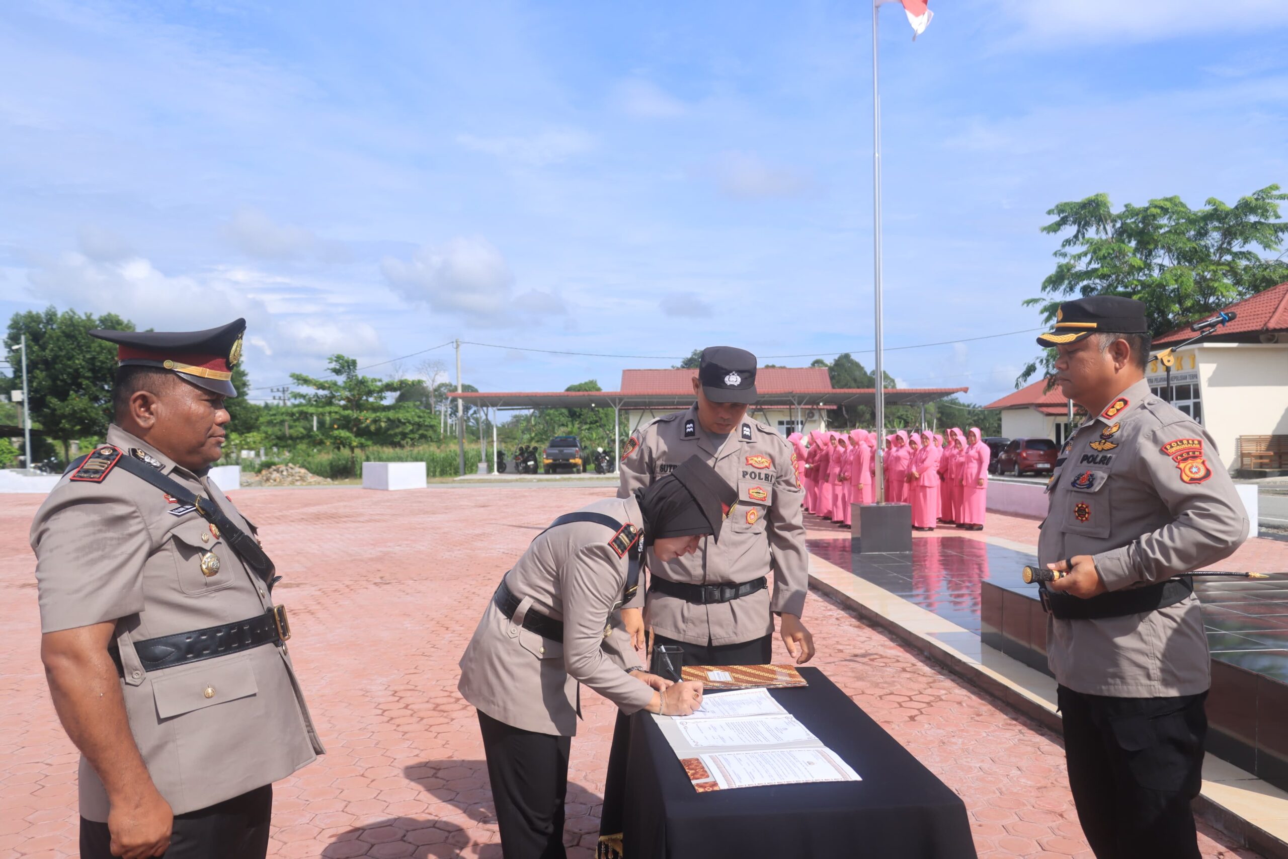 Sertijab Sejumlah PJU Polres Subulussalam, Fajar Harapan Kasat Intel AKP FAJAR Harapan (kiri) siaga untuk menandatangani berita acara sertijab Kasat Intel di hadapan Kapolres (kanan). (Waspada/Ist)