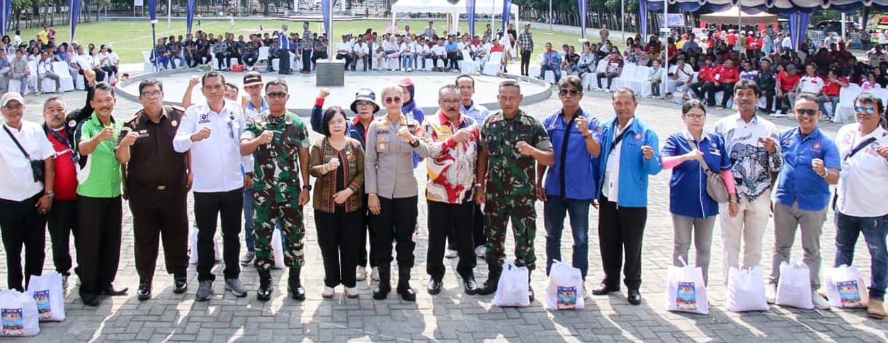 Staf Ahli Bidang Pemerintahan Pemko Pematangsiantar Happy Oikumenis Daely (tujuh kiri) pose bersama dengan unsur Forkopimda dan lainnya setelah menyerahkan tali asih saat peringatan Hari Buruh atau May Day di lapangan Adam Malik, Kamis (1/5).(Waspada-Ist)