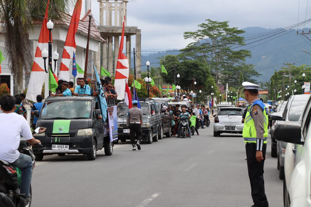 Kerahkan 94 Polisi, Peringatan May Day Di Tapteng Kondusif Personel Polres Tapteng sedang mengawal jalannya peringatan Hari Buruh, Kamis (1/5). Waspada/ist