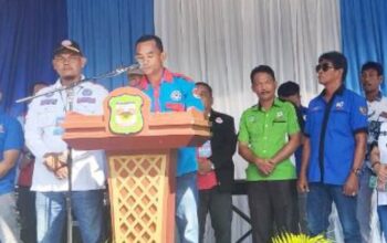 Ferry Simarmata membacakan pernyataan sikap 18 serikat buruh/pekerja saat peringatan Hari Buruh atau May Day 1 Mei 2025 di lapangan Adam Malik, Pematangsiantar, Kamis (1/5).(Waspada-Ist).
