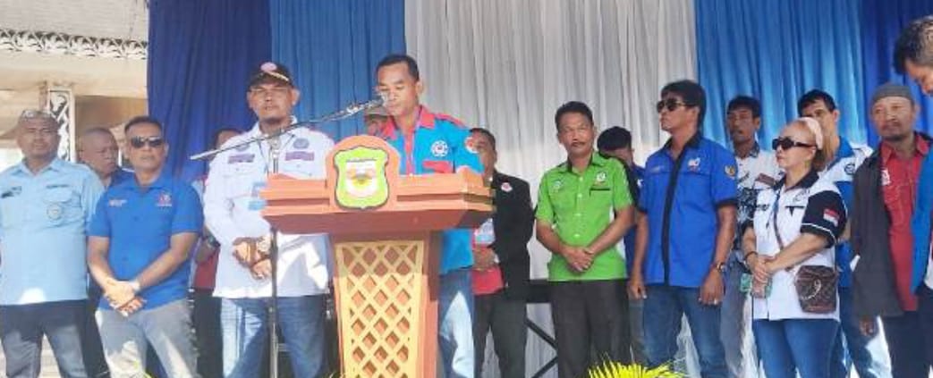 Buruh Di P.Siantar Minta Tingkatkan Pembagian Dana Bagi Hasil Cukai Dan Tembakau Ferry Simarmata membacakan pernyataan sikap 18 serikat buruh/pekerja saat peringatan Hari Buruh atau May Day 1 Mei 2025 di lapangan Adam Malik, Pematangsiantar, Kamis (1/5).(Waspada-Ist).