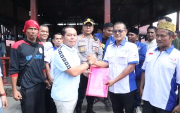 Memperingati Hari Buruh Internasional atau May Day, Bupati Putra Mahkota Alam Hasibuan, SE terima laporan kasus yang menimpa kaum buruh di Kabupaten Padanglawas.(Waspada/Ist)