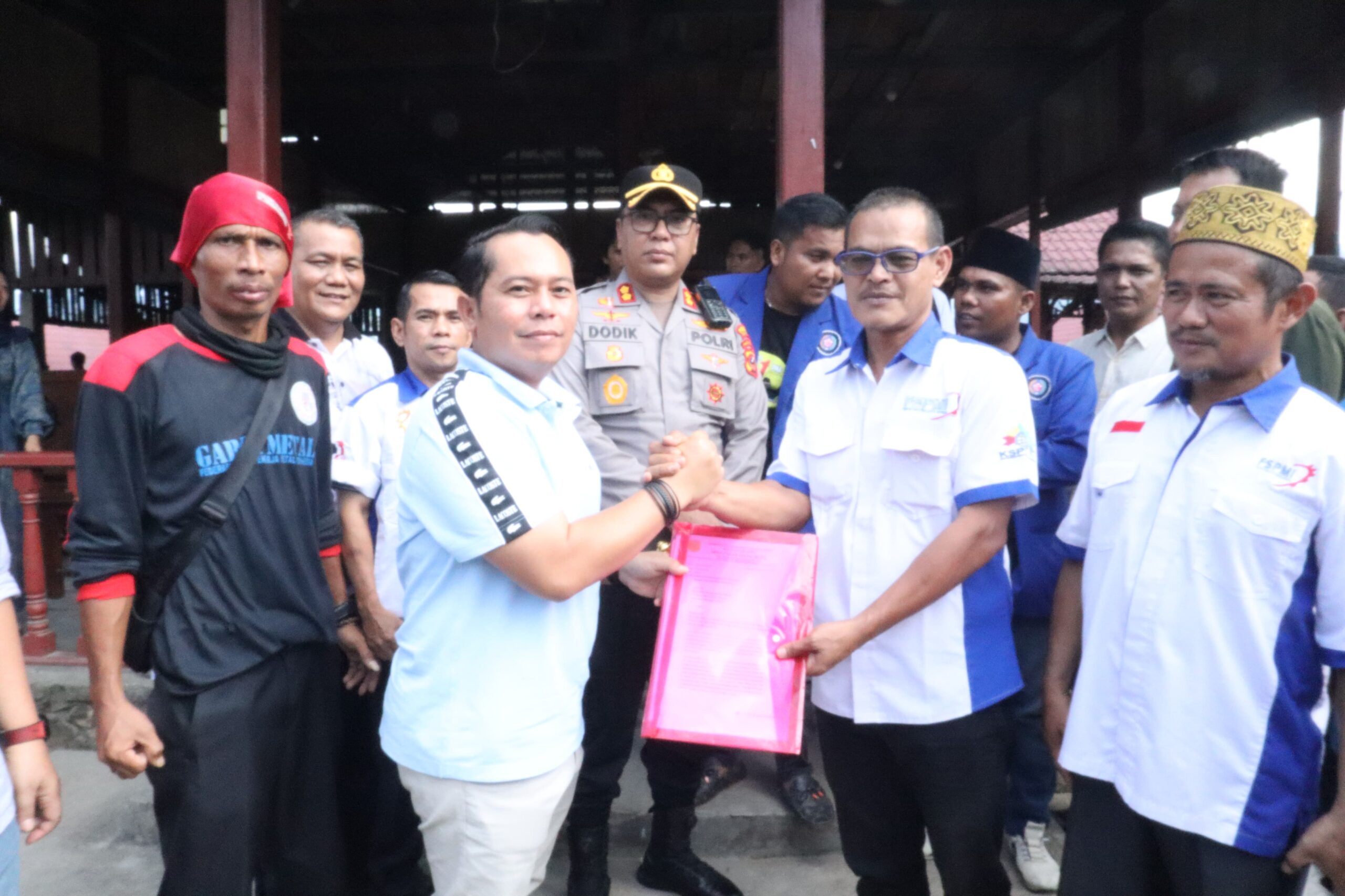 Peringati May Day, Bupati Putra Mahkota Terima Laporan Kasus Yang Menimpa Buruh Memperingati Hari Buruh Internasional atau May Day, Bupati Putra Mahkota Alam Hasibuan, SE terima laporan kasus yang menimpa kaum buruh di Kabupaten Padanglawas.(Waspada/Ist)