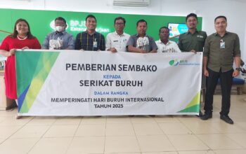 Kepala BPJS Ketenagakerjaan Cabang Toba, Chandra Frans Sitanggang menyerahkan secara simbolis bantuan sembako kepada Ketua KSBSI Federasi Hukatan, Robenton Hutapea dan Ketua SBI, Berlin Marpaung di Kantor BPJS Ketenagakerjaan, Rabu (30/5). Waspada/Ramsiana Gultom