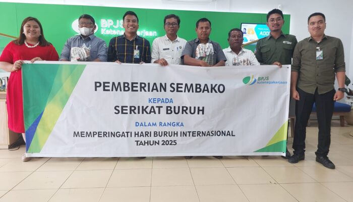 BPJS Ketenagakerjaan Toba Serahkan 105 Paket Sembako Kepada Buruh Terdampak PHK