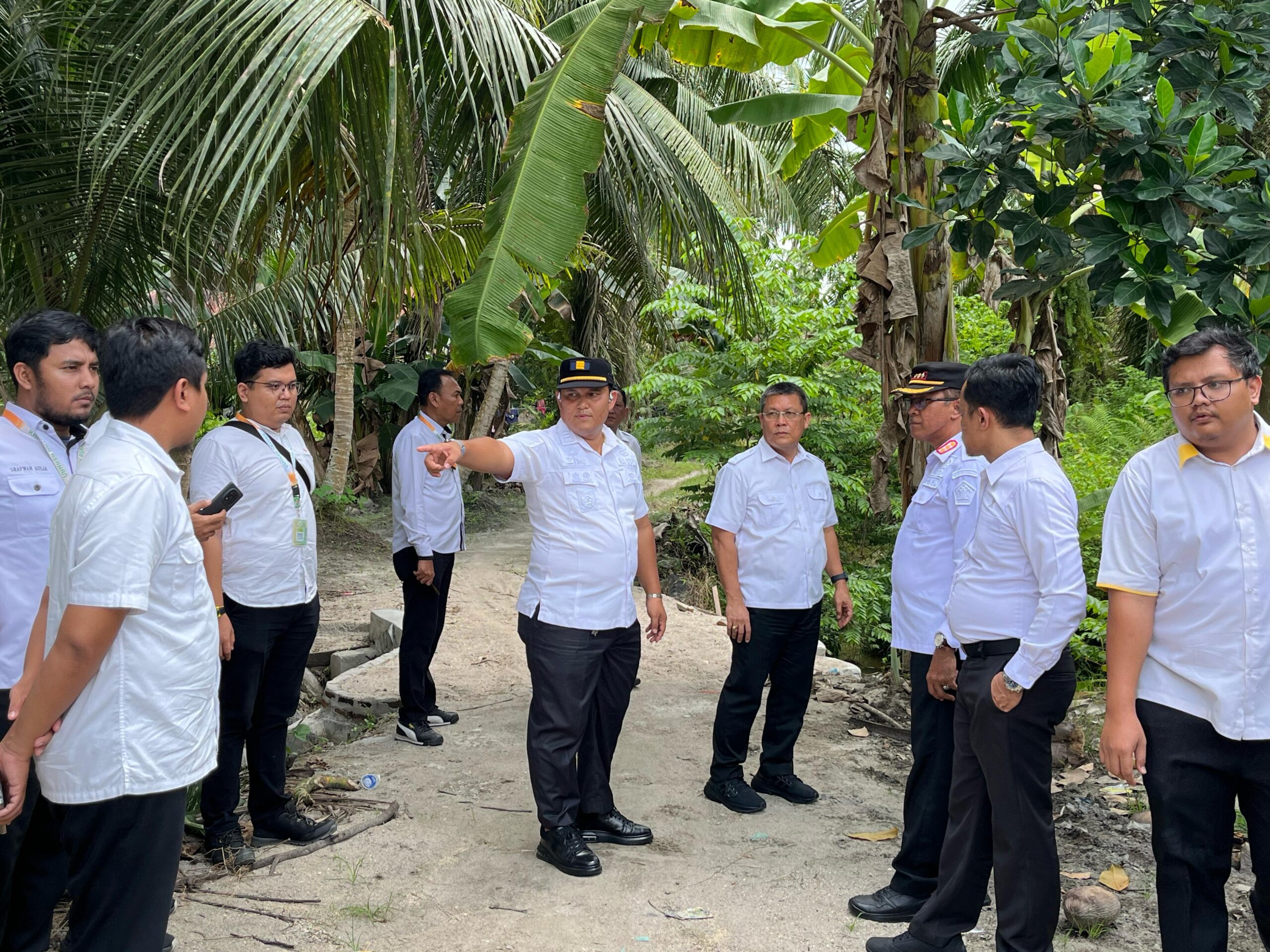 Kakanwil Ditjenpas Sumut Tinjau Lahan Pembangunan Lapas Di Asahan Kakanwil Ditjenpas Sumut Yudi Suseno didampingi Kalapas Soetopo Berutu dan Kepala BPN Asahan saat meninjau lahan pertapakan pembangunan Lapas baru di Kec Air Joman. Waspada/Ist