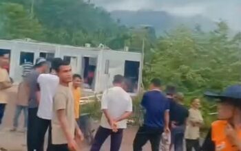 Ratusan Warga Menggamat Obrak-abrik Aset Perusahaan Tambang Biji Besi PT PSU