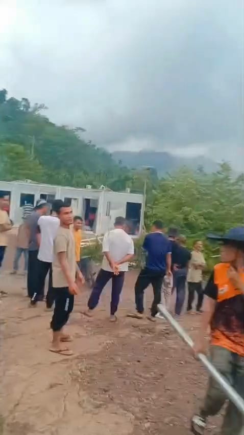 Ratusan Warga Menggamat Obrak-abrik Aset Perusahaan Tambang Biji Besi PT PSU