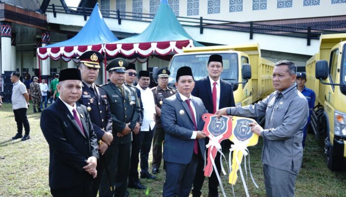 Dinas Lingkungan Hidup Terima Kunci Truk Sampah Dari Bupati Palas