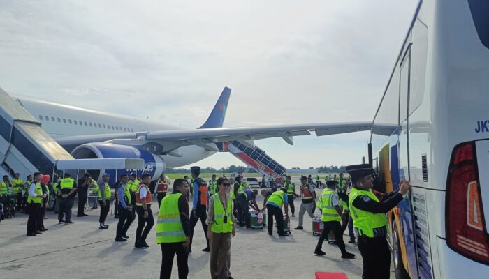 Take Off Pesawat Garuda Kloter 1 Asal Padangsidimpuan Terbang Mulus Dari KNO