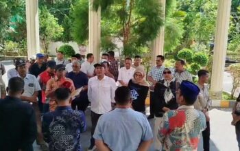 SOMASI saat melakukan aksi layangkan somasi jilid II mendesak DPRK segera melaksanakan pelantikan Wali Kota dan Wakil Wali Kota Langsa terpilih periode 2025-2030, Jumat (2/5). Waspada/Munawar