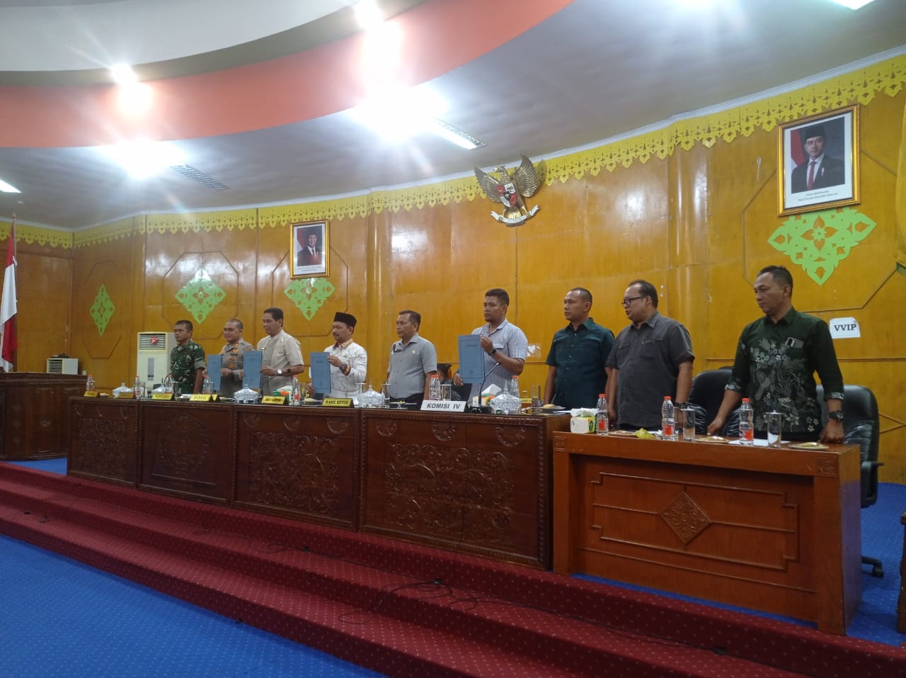 Buruh Aceh Tamiang Titipkan 8 Tuntutan Ke Forkopimda Pimpinan DPRK Aceh Tamiang menerima tuntutan buruh yang diserahkan pengurus cabang FSPPP-SPSI Kabupaten Aceh Tamiang dalam audensi, Jumat (2/5) di gedung DPRK.(Waspada/Yusri)