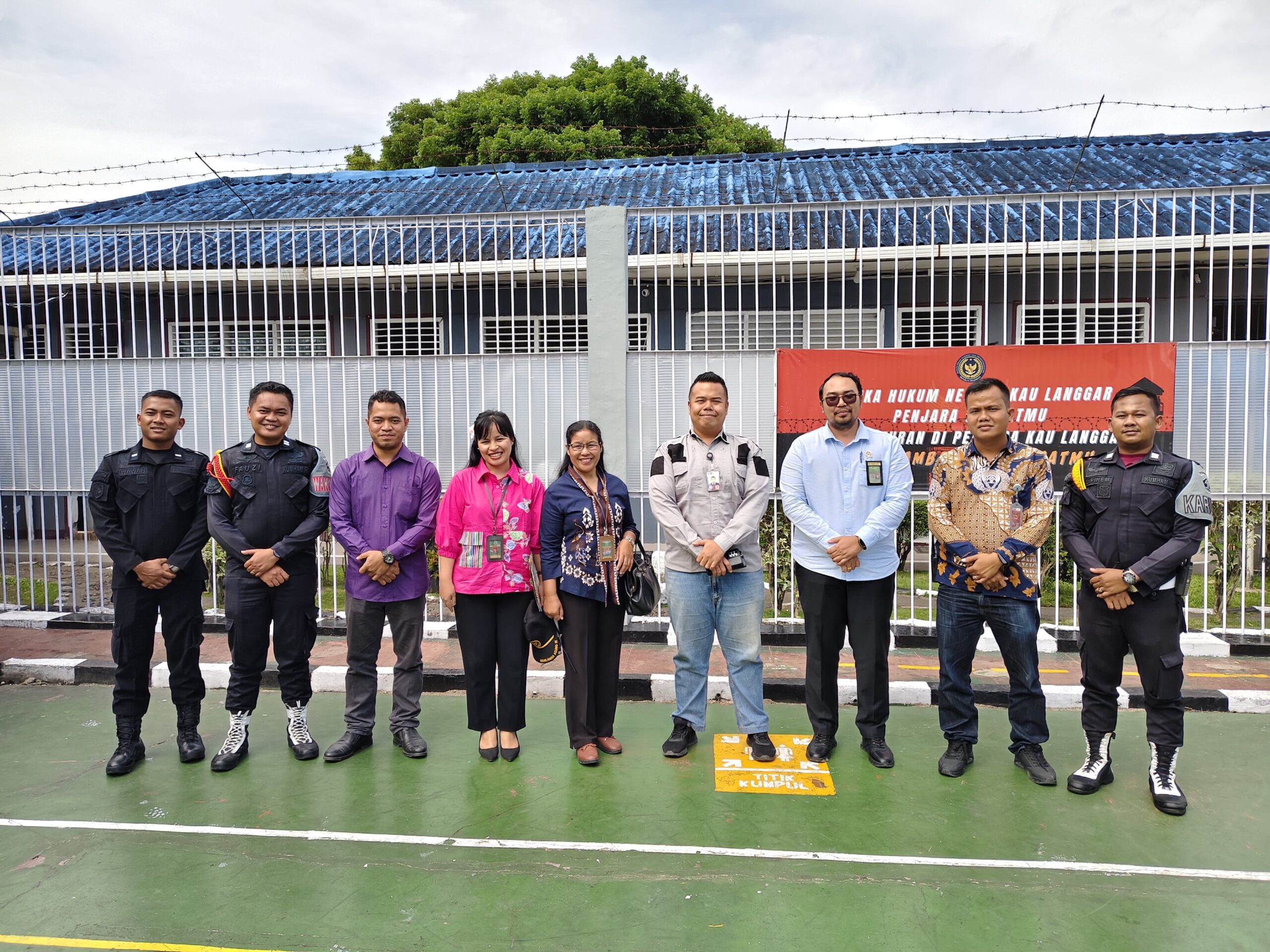 Rutan Tarutung Dikunjungi Hakim Wasmat Kepala Rutan Tarutung, Evan Yudha Putra Sembiring (4 dari kiri) didampingi para pejabat strukturalnya foto bersama Hakim Wasmat PN Tarutung Trisno Jhohannes Simanullang (3 dari kiri) saat melakukan kunjungan ke Rutan tersebut, Jumat (2/5). Waspada/ist
