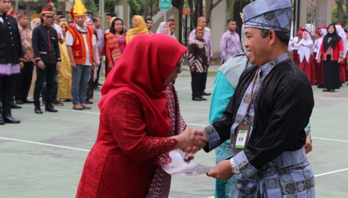 Pakaian Adat Warnai Peringatan Hardiknas 2025 Di BPMP Sumut 