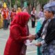Kepala BPMP Sumut Tajuddin Idris S.Si, MT memimpin upacara Hardiknas 2025 di Sumatera Utara dengan pakaian adat nusantara, Jumat (02/05/2025). Waspada/Ist
