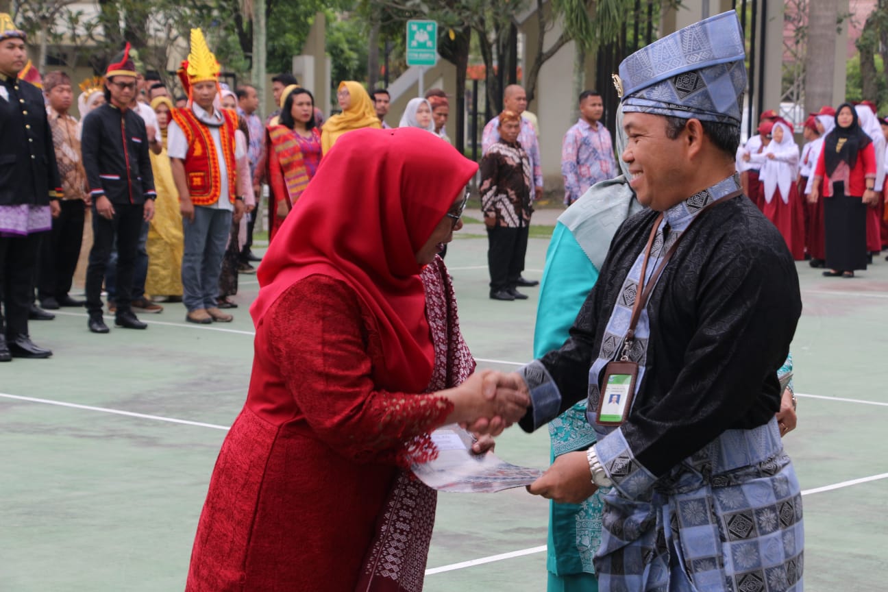 Pakaian Adat Warnai Peringatan Hardiknas 2025 Di BPMP Sumut Kepala BPMP Sumut Tajuddin Idris S.Si, MT memimpin upacara Hardiknas 2025 di Sumatera Utara dengan pakaian adat nusantara, Jumat (02/05/2025). Waspada/Ist