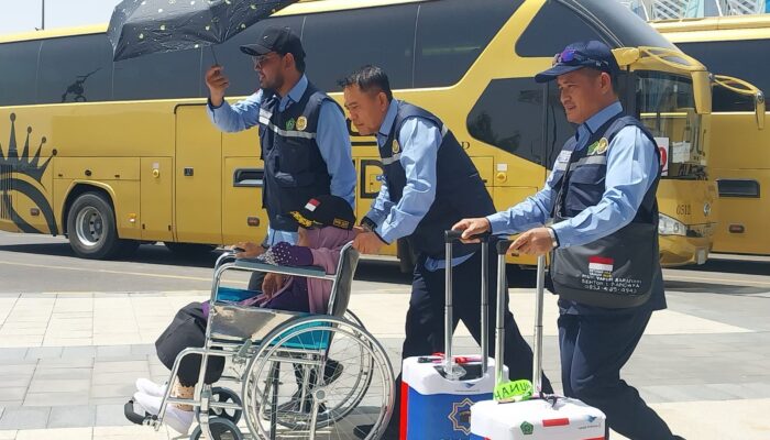 Sambutan Hangat Petugas Haji Untuk Jemaah Indonesia Di Tanah Suci