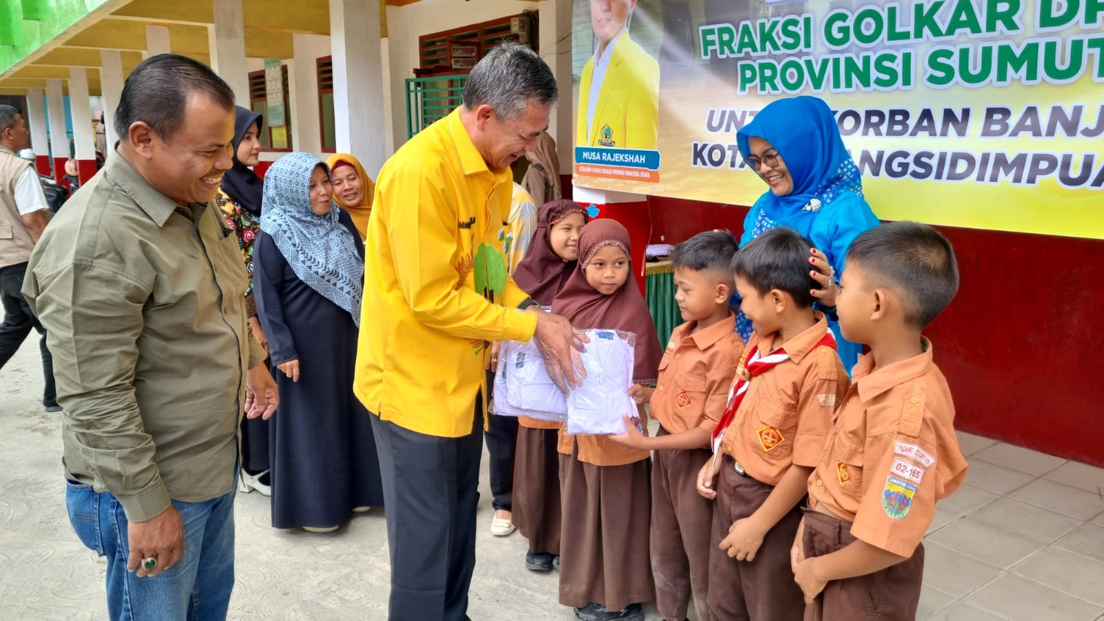Fraksi Golkar DPRD Sumut Bantu Korban Banjir Sidimpuan Fraksi Golkar DPRD Sumut Bantu Korban Banjir Sidimpuan