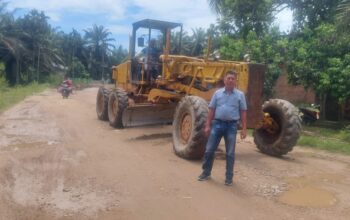Masyarakat Perbaiki Jalan Kebun PTPN 4 Sosa Secara Mandiri