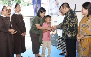 Penyerahan Tali Asih Rangkai Perayaan Paskah Di Rumah Dinas Wali Kota P.Siantar