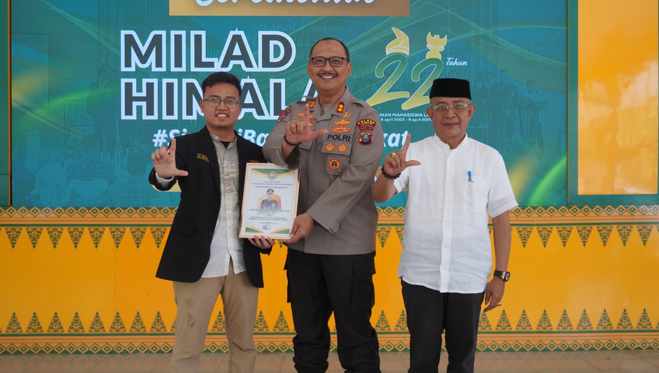 Kapolres Langkat Terima Penghargaan Tokoh Berpengaruh Pemberantasan Narkoba Dan Premanisme Kapolres Langkat Terima Penghargaan Tokoh Berpengaruh Pemberantasan Narkoba Dan Premanisme