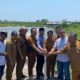 Kepala ORI Perwakilan Provinsi Sumut Herdensi, Ketua Komisi II Ilham Pulungan dan lainnya saat memperlihatkan patok yang sudah dipasang. (Waspada/Edward Limbong)