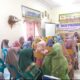 Para peserta Musyawarah Majelis Adat Gampong tekun mengikuti materi yang disampaikan Ketua Bidang Putro Phang MAA Langsa Ibu Siti Jamaliah. (Waspada/Ibnu Sa'dan)