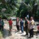 Kapolsek Tanahjawa bersama unsur Forkopimca saat berada disekitar lokasi Galian C tanpa izin milik James Sinaga.(Waspada/ist)