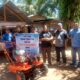 Social Government Relation, PT SSL Mompang Harahap didampingi Anggi H Siregar menyalurkan langsung bantuan traktor tangan kepada Kelompok Tani Kaya di Desa Gala Bonang Kecamatan Huristak. (Waspada/Ist)