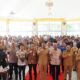 GUBSU Boby Nasution secara simbolis menyerahkan kartu kepesertaan PBJS Ketenagakerjaan kepada nelayan. Waspada/Ist