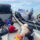 Petugas TNI AL Lanal TBA mengamankan puluhan PMI non prosedural yang baru pulang dari Malaysia. Waspada/Ist