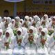 Siswa MAN 1 Padangsidimpuan menampilkan tarian saman usai acara Khatam Al-Qur'an di MAN 1 Padangsidimpuan, Senin (5/5/2025). Waspada/ist