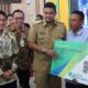 PIMPINAN DPRD Sumut, Ricky Anthony, turut bersama Gubsu menyerahkan kartu BPJS Ketenagakerjaan buat nelayan. Waspada/Ist