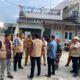 Ketua Pansus PAD II DPRD Deliserdang Dr. Misnan Aljawi, Wakil Ketua Pansus II PAD DPRD Junaidi dan lainnya saat berbicara dengan Kades Bintangmeriah dan pihak Klinik Ganesha. (Waspada/Edward Limbong)