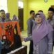 Kepala MAN 1 Padangsidimpuan, Dra. Hj. Wasliah Lubis, S.Pd, MA, didampingi Kaur TU, WKM dan guru meninjau karya seni rupa siswa dalam Pameran Seni Rupa bertajuk Langkah Awal 2, seni di balik bayangan di Aula MAN 1 Padangsidimpuan, Senin (5/5/2025). Waspada/ist