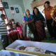Keluarga histeris penuh duka menyambut kedatangan jenazah Saruden Nainggolan dan Romalola Sitanggang (pasutri) dan Desrita Nainggolan, saat tiba di rumah duka, Rabu (7/5) siang.(Waspada/ist)