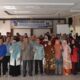Rektor UM Tapsel, Muhammad Darwis MPd, (tengah), Wakil Rektor I, Aisyah Nurmi, S.Pt, M.Pt, Wakil Rektor III, Mukhlis, S.P, M.MA dan Kepala Kantor Urusan Internasional, Humas dan Kerja Sama UM Tapsel, Zulfitri Muhajir Daulay, S.Pd foto bersama dengan peserta Workshop Kehumasan UM Tapsel 2025, Selasa (6/5/2025). Waspada/ist