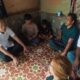 KAJARI saat mengunjungi kediaman dua anak yang ditelantarkan kedua ortunya di Desa Sampun, Kecamatan Dolatrayat. Waspada.id/Micky Maliki