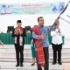 KETUA IPeKB Humbahas, Pawen Sihombing mengibarkan pataka IPeKB Humbahas pasca dilantik dan dikukuhkan untuk periode 2024-2028. Waspada/Ist