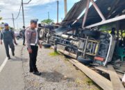 Minibus Tabrak Dua Warung Warga Di Aceh Barat