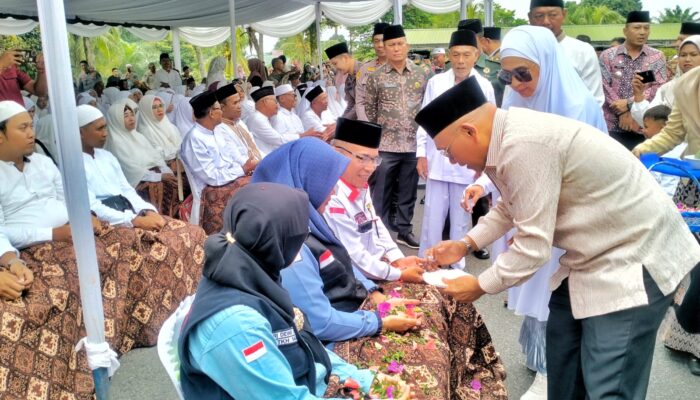 Sebanyak 212 Calhaj Simalungun Ditepung Tawari, Ini Pesan Bupati Anton Saragih