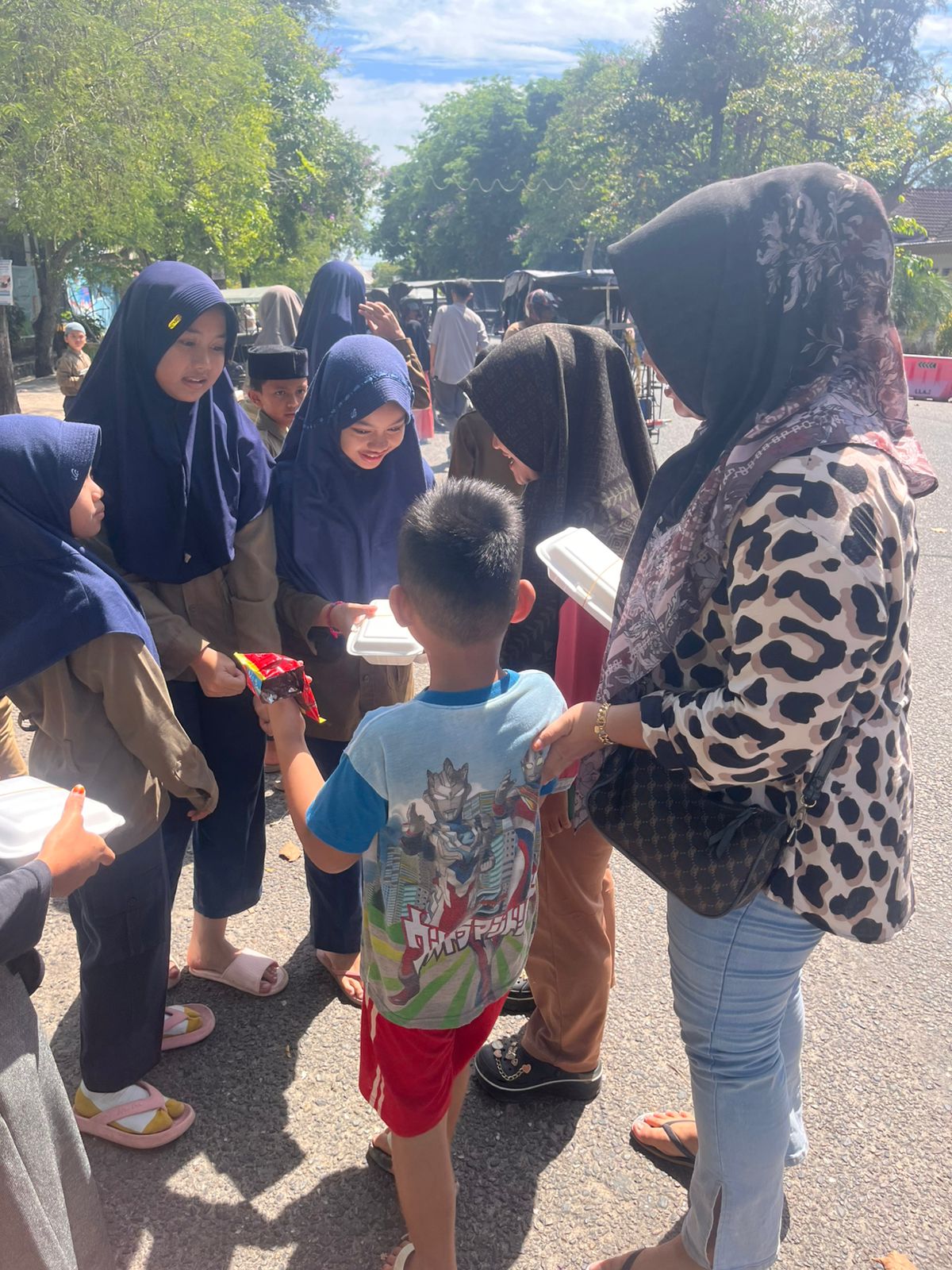 Jumat Berkah, OSIMu SD 2 Muhammadiyah Langsa Bagikan 100 Box Nasi