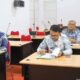 BUPATI Humbahas, Oloan Paniaran Nababan (tengah) mengikuti Rakor Percepatan Realisasi Anggaran secara virtual dari Kemendagri. Waspada/Ist